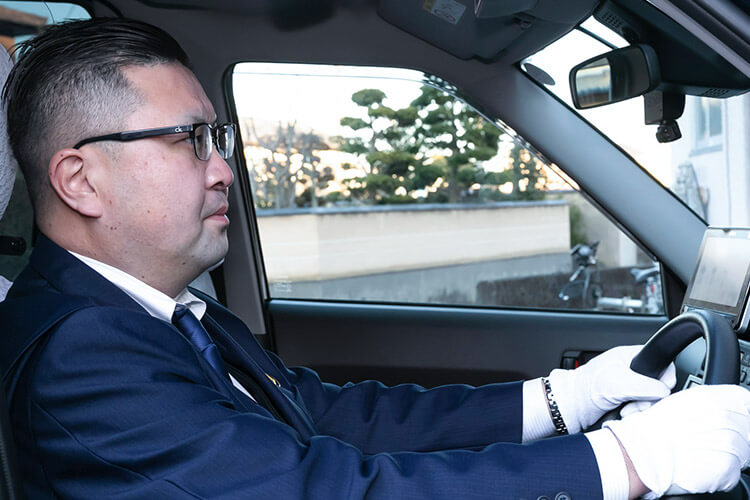運転をする男性ドライバー