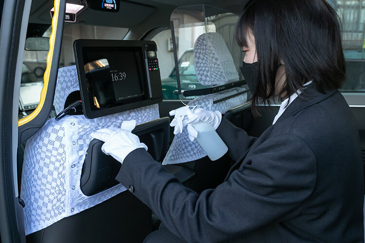 社内清掃をする女性ドライバー